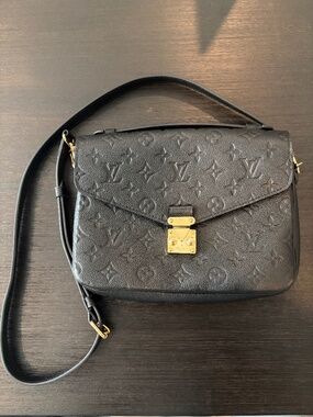 Louis Vuitton Pochette Métis – Black